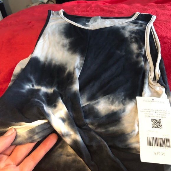 - Women sleeveless top. Size small - Picture 10 of 15